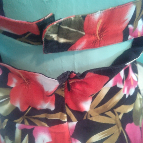 Voodoo vixen Hawaiian halter top size large - Picture 2 of 5